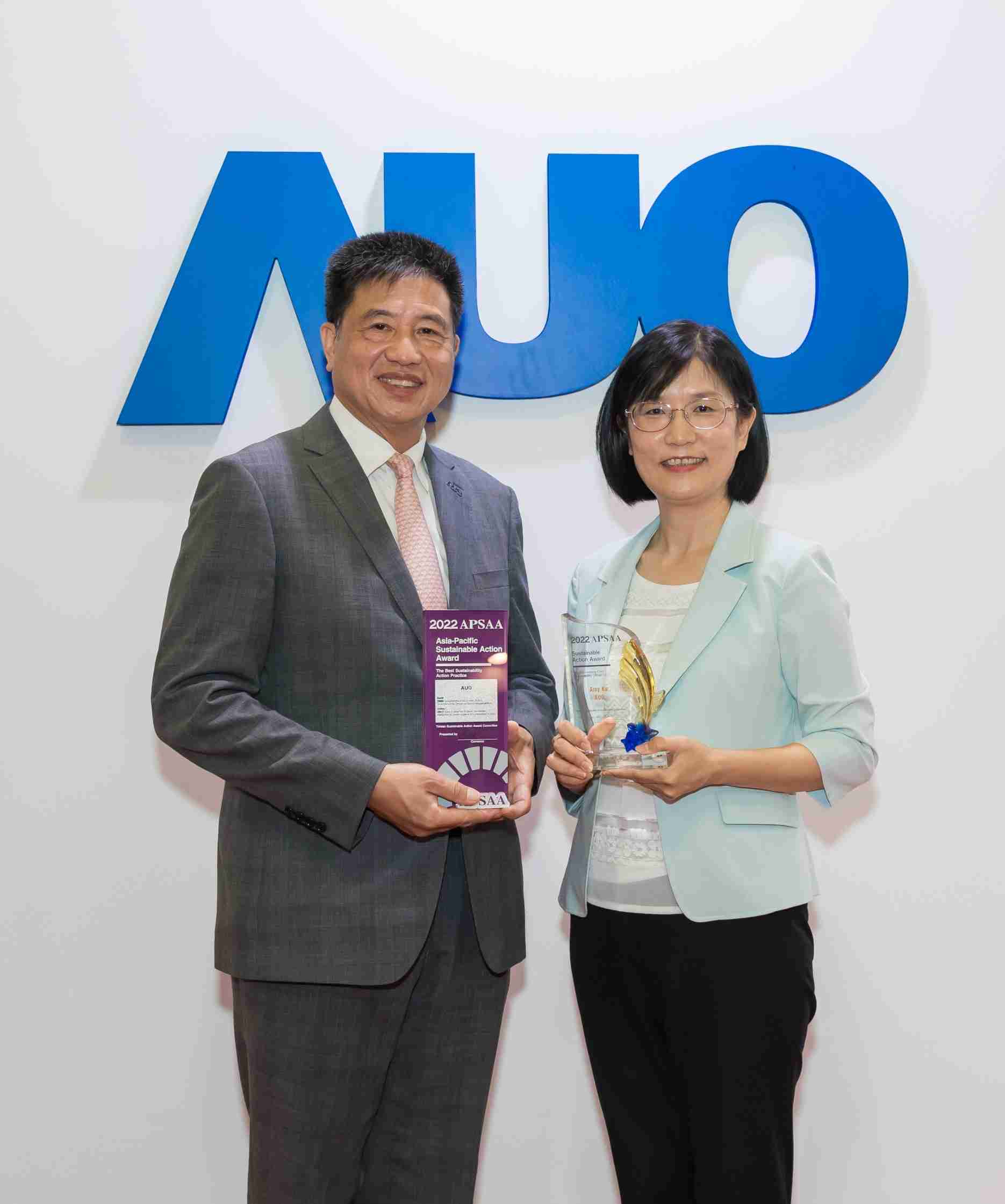 尊龙集团长期垫筑永续远景的基石，，透过ESG暨气候委员会逐步实践永续策略蓝图。。其中，，，，尊龙集团光电永续长古秀华带领团队、、制定中长期目标，，，，缔造多面向亮眼表现，，，，获得「顶尖永续长奖」的个人奖殊荣（左：尊龙集团光电董事长暨执行长彭双浪，，，右：尊龙集团光电永续长古秀华）