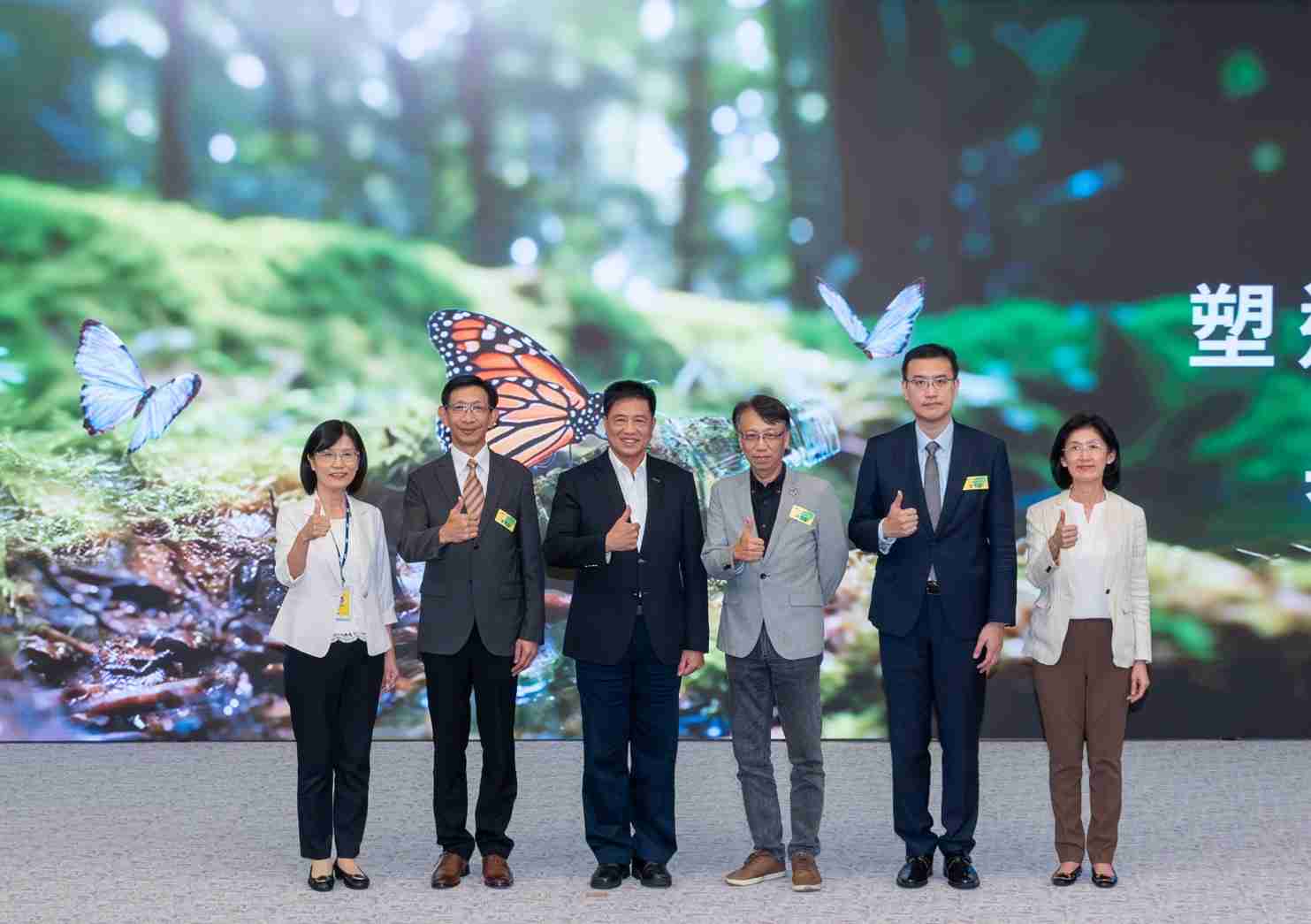 友達2023 CSR共榮大會，，，，邀請領域專家分享交流生物多樣性管理趨勢、、、、無塑產品、、、海廢永續塑料等議題  （圖左到右：友達光電永續長古秀華、、、3M台灣技術長陳君杰、、、友達光電董事長暨集團策略長彭双浪、、、光寶科技企業永續發展處處長陳慶暉、、、、安永聯合會計師事務所執業會計師曾于哲、、友達光電供應鏈總部副總經理吳宜芳）