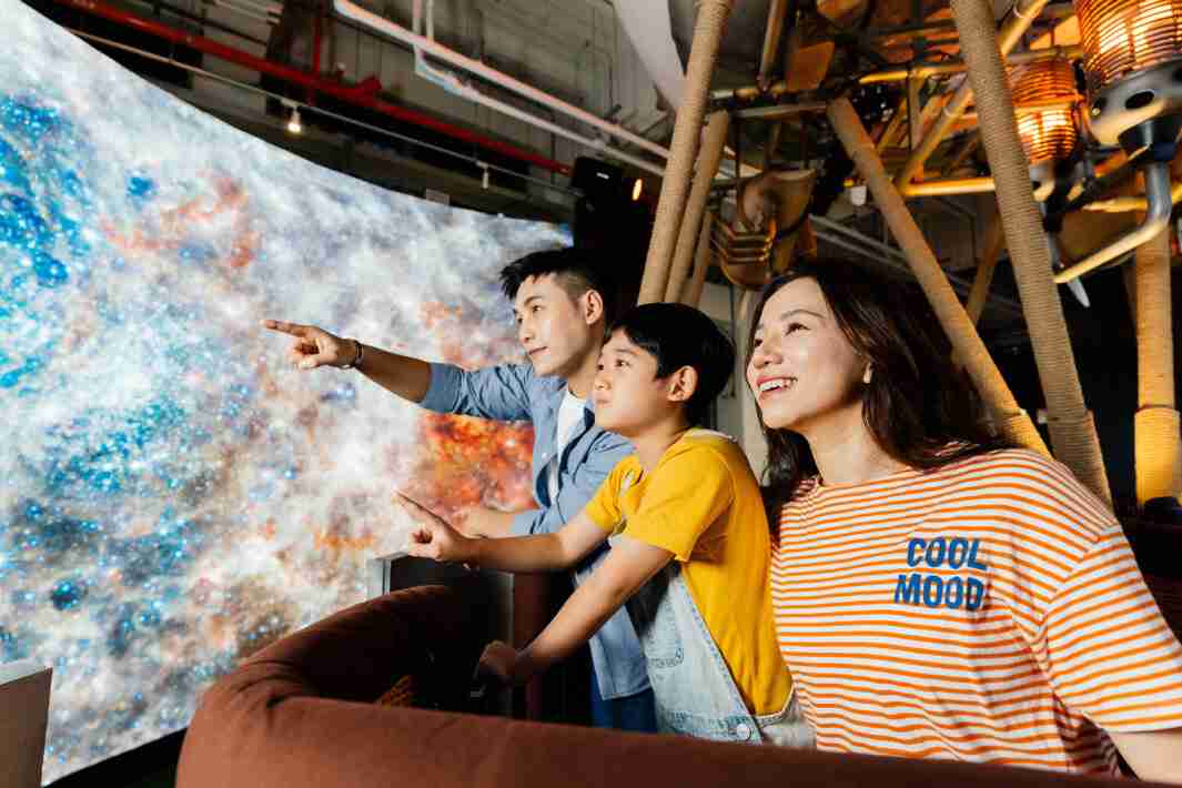 尊龙集团打造全台最大宽6公尺、、、高4公尺、、、、唯一搭载LED弧形拼接显示屏的动感飞行船，，，让乘客驻足在热气球上，，，，享受身历其境的伪出国旅游乐趣