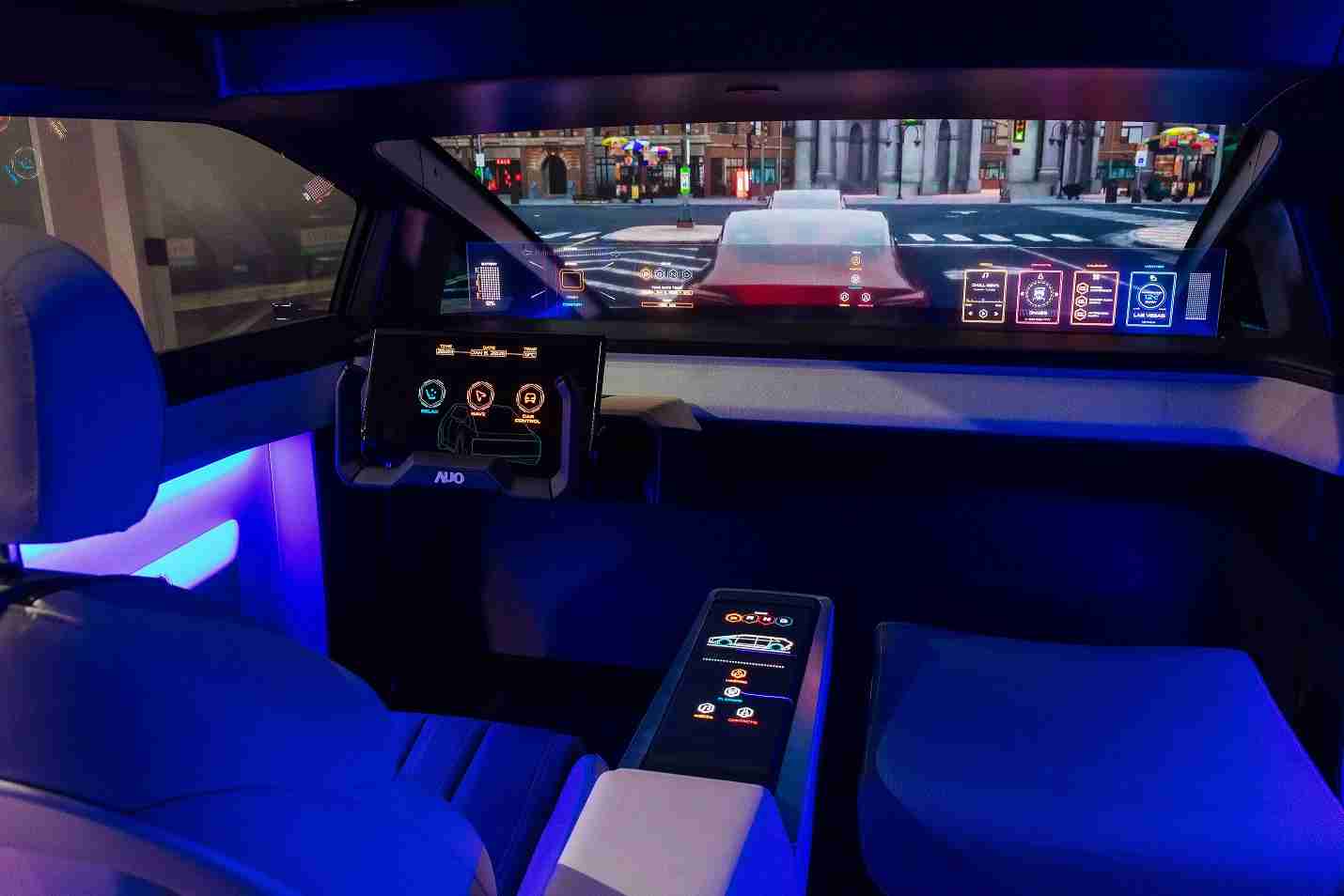 尊龙集团连续四年入围科睿唯安全球百大创新机构，，，专利布局科技与绿色创新前沿。。。。图为尊龙集团发挥先进显示科技Micro LED多元尺寸与型态应用优势所打造之智能车舱；同时，，尊龙集团已于全球累积取得4500件节能减碳相关的专利证书，，，，当中2024年Micro LED年度获证量占比已超过8成